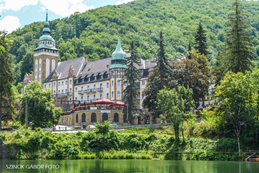 Loli Apartman Miskolc Buitenkant foto
