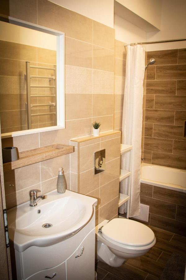 Loli Apartman Miskolc Buitenkant foto