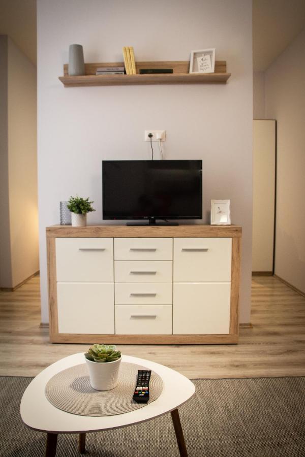 Loli Apartman Miskolc Buitenkant foto